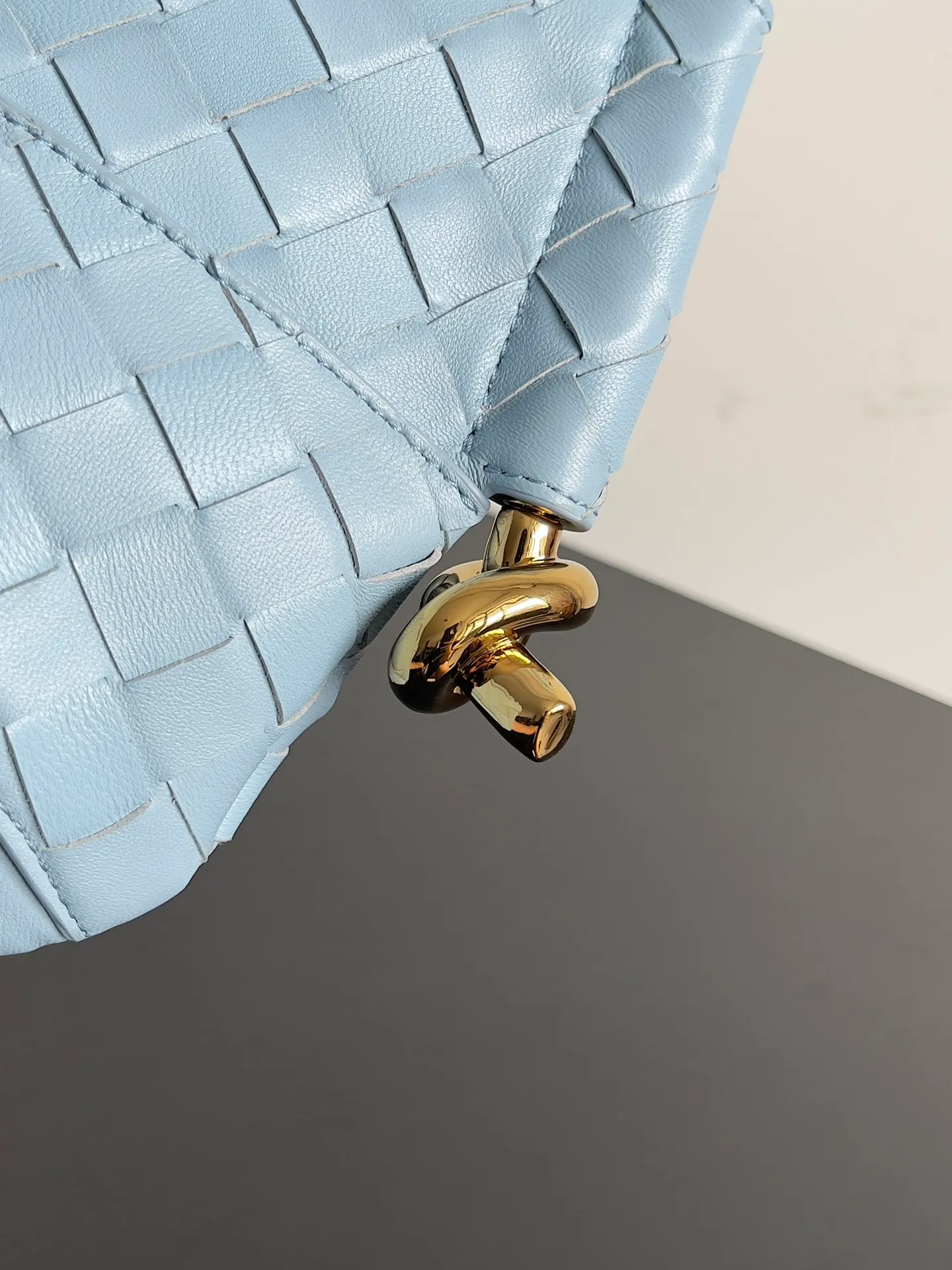 Batch 1660 BVMini Solstce's latest armpit bag, with a relaxed feel in summer. It's really cute. Knot metal knots are decorated on both sides to add interest. BV's recent soul elements are not found in every bag. Compared with the other two sizes, this mini is more elegant and refined. Niche personality 🉑Salt🉑Sweet Style number: 796378 Size: 28*18*depth 5cm